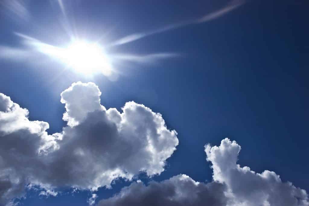 Soleil et nuage le jour