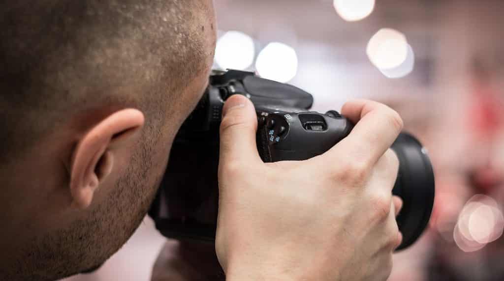 Un photographe professionnel en pleine séance
