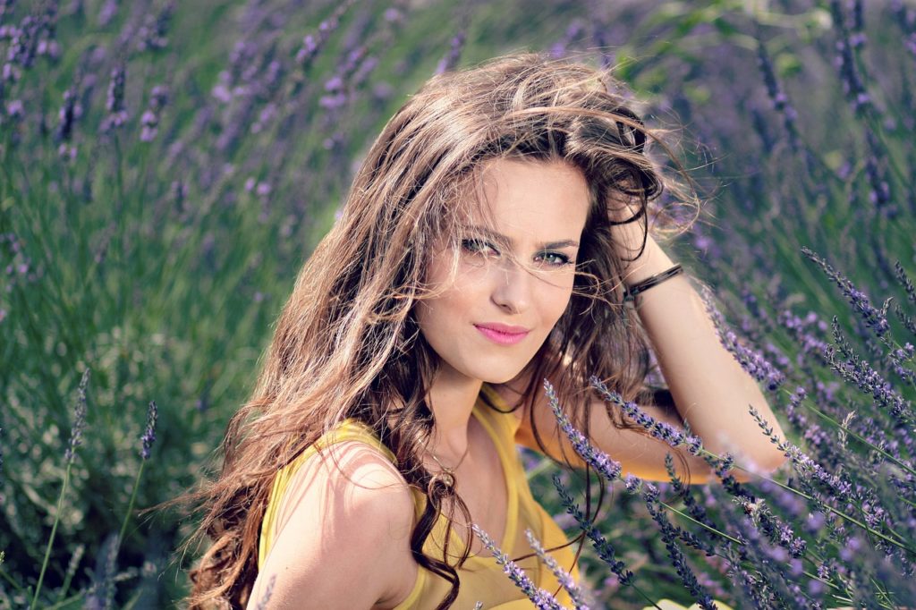 Une belle femme dans un champs