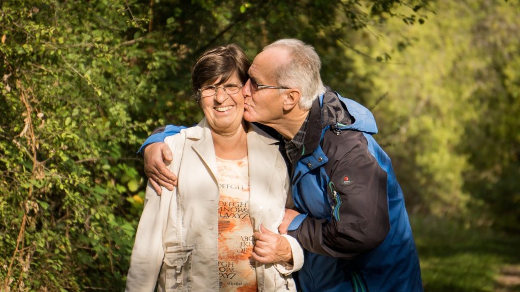 Un couple de jeunes retraites