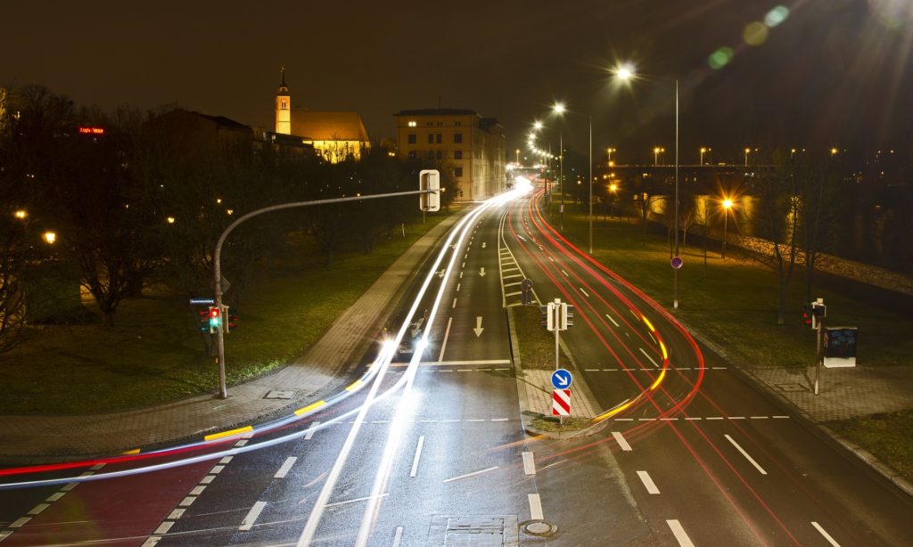 une grande route déserte