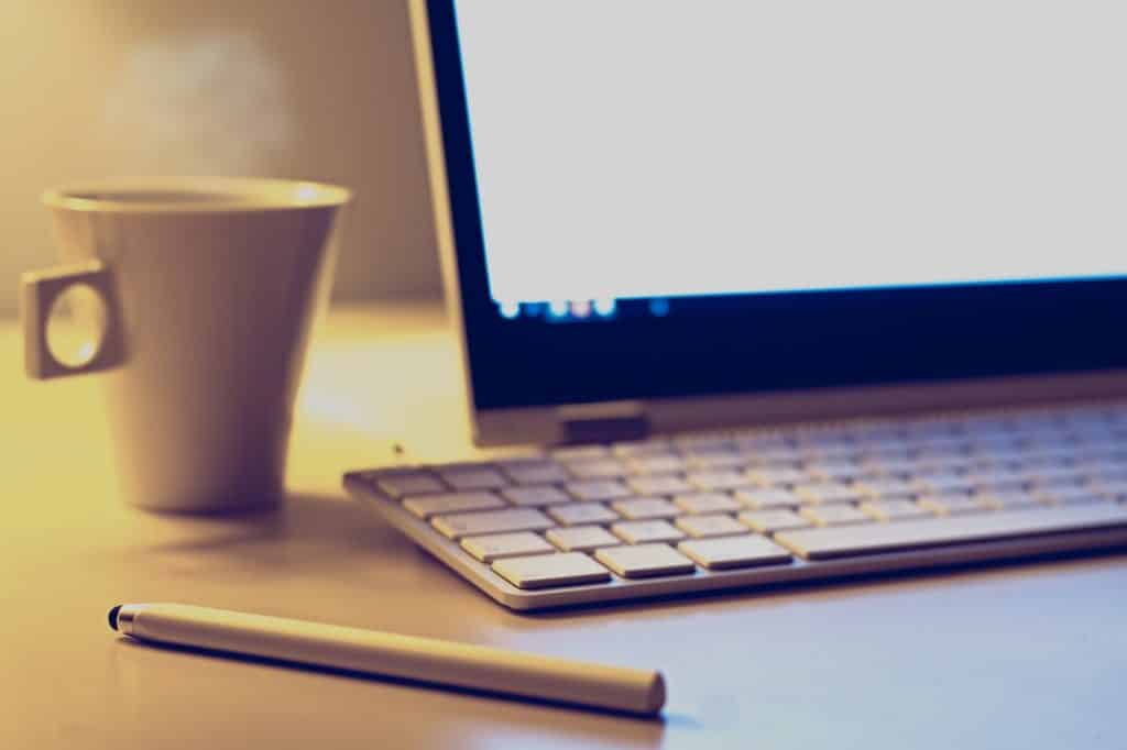 un ordinateur avec une tasse de café