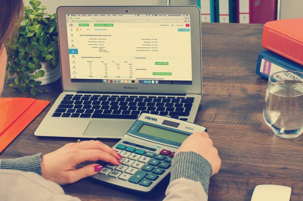 un comptable faisant une facture