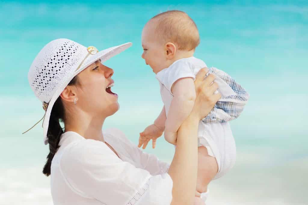 Maman et bébé en voyage