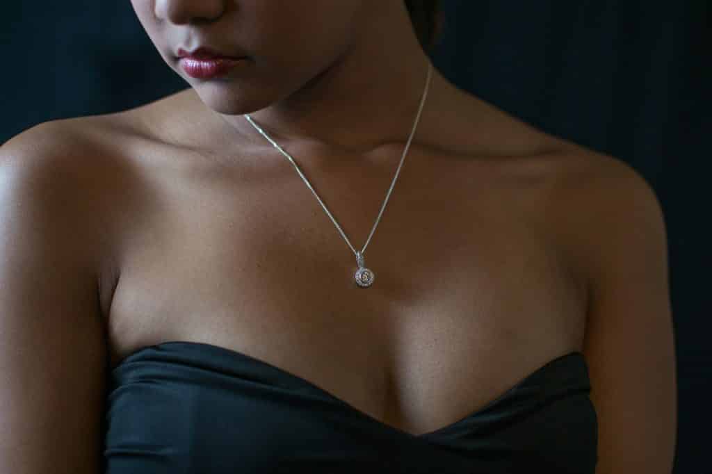 Femme en soirée avec une robe