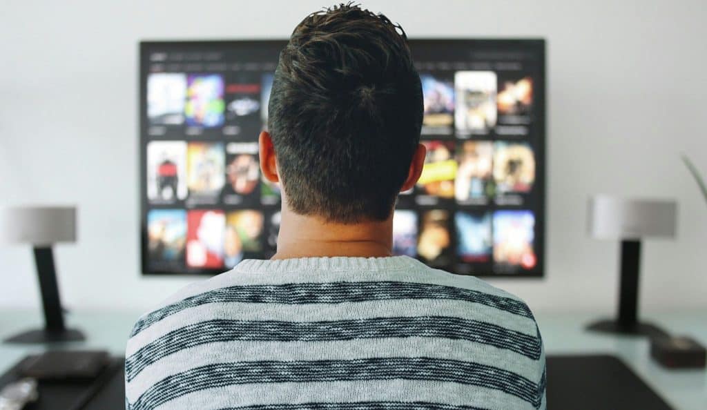 Regarder une série à la télé