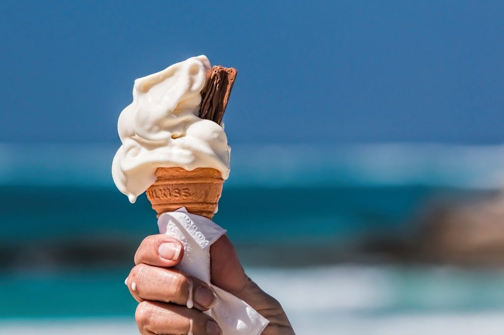 glace entrain de fondre au soleil