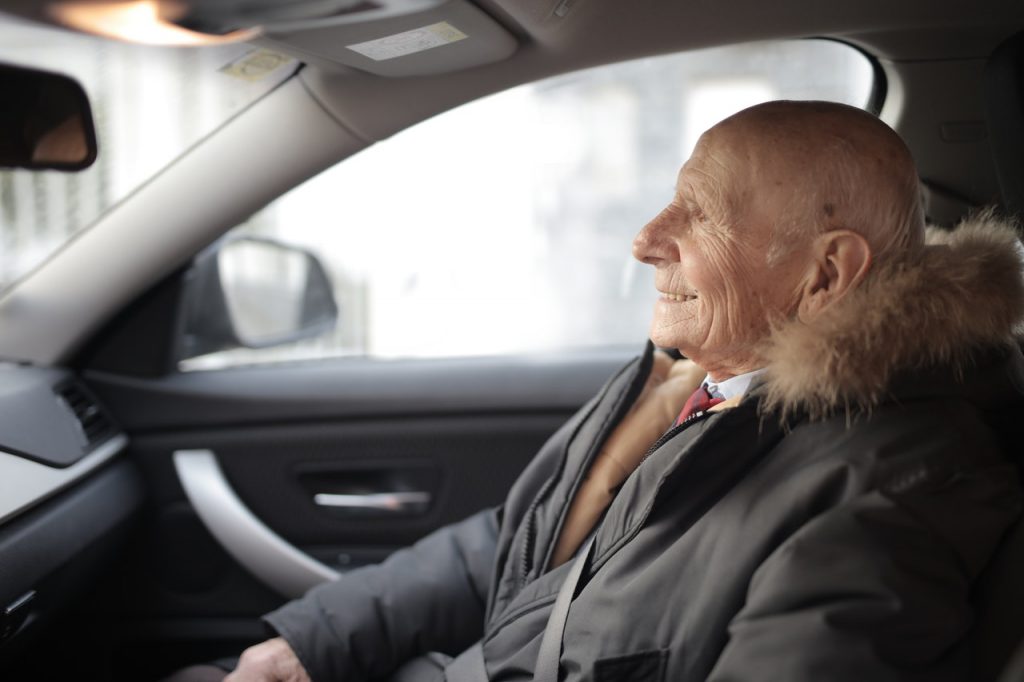 Un homme heureux dans sa voiture