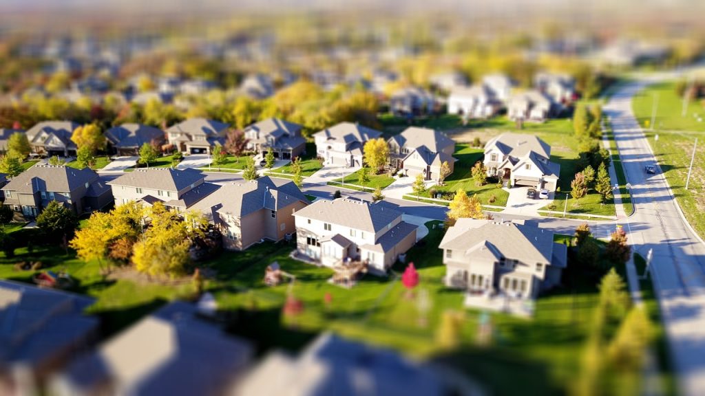 Des maisons dans un quartier