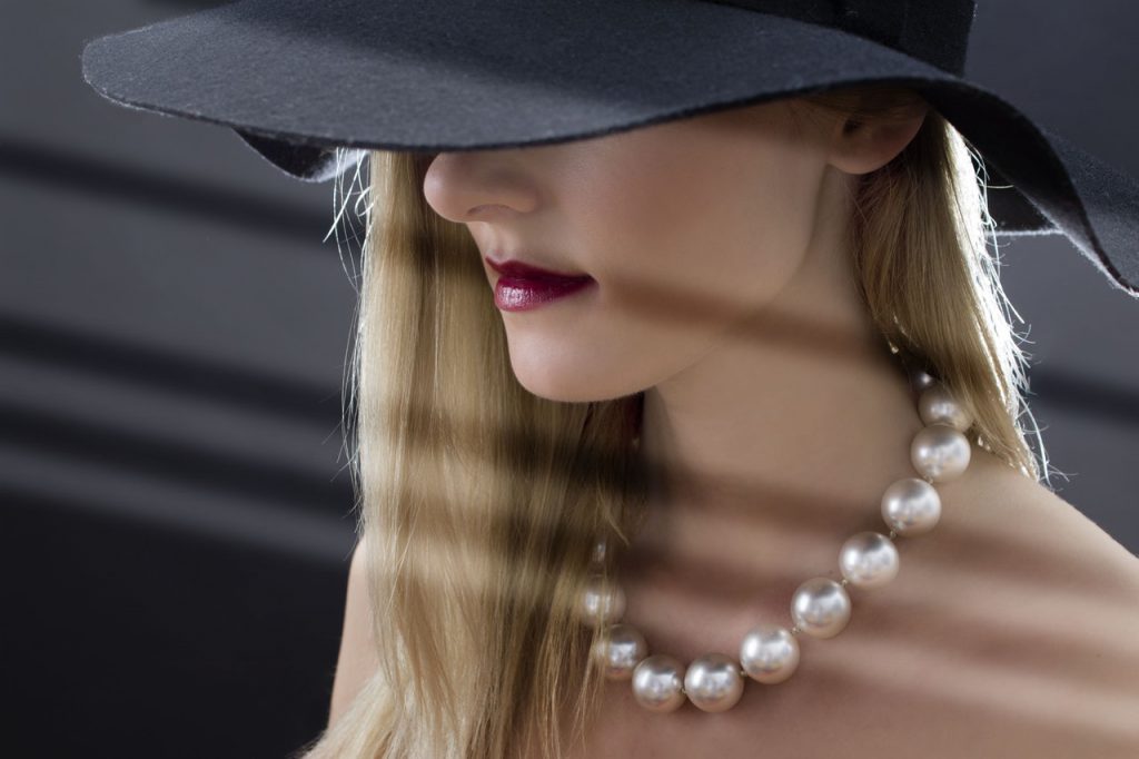 Perles portées par une femme
