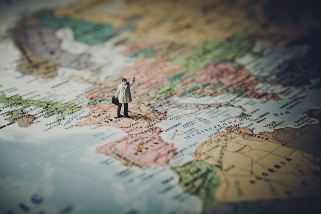 Carte du monde avec petite personnage miniature