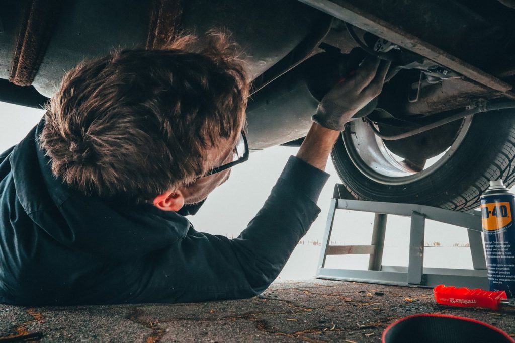 Garagiste travaillant sur voiture pour contrôle technique