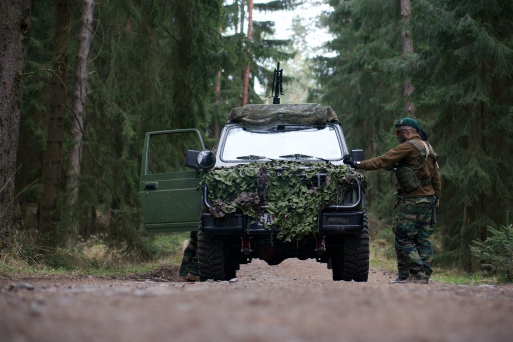 Jeep et filet de camouflage