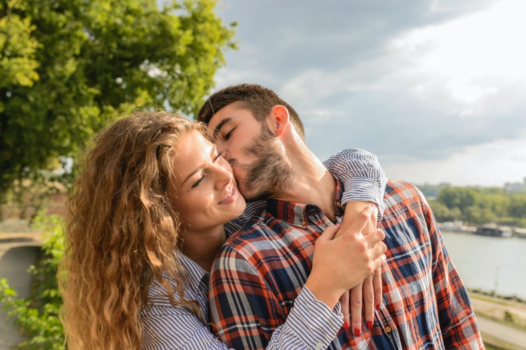 Couple qui se fait un bisou