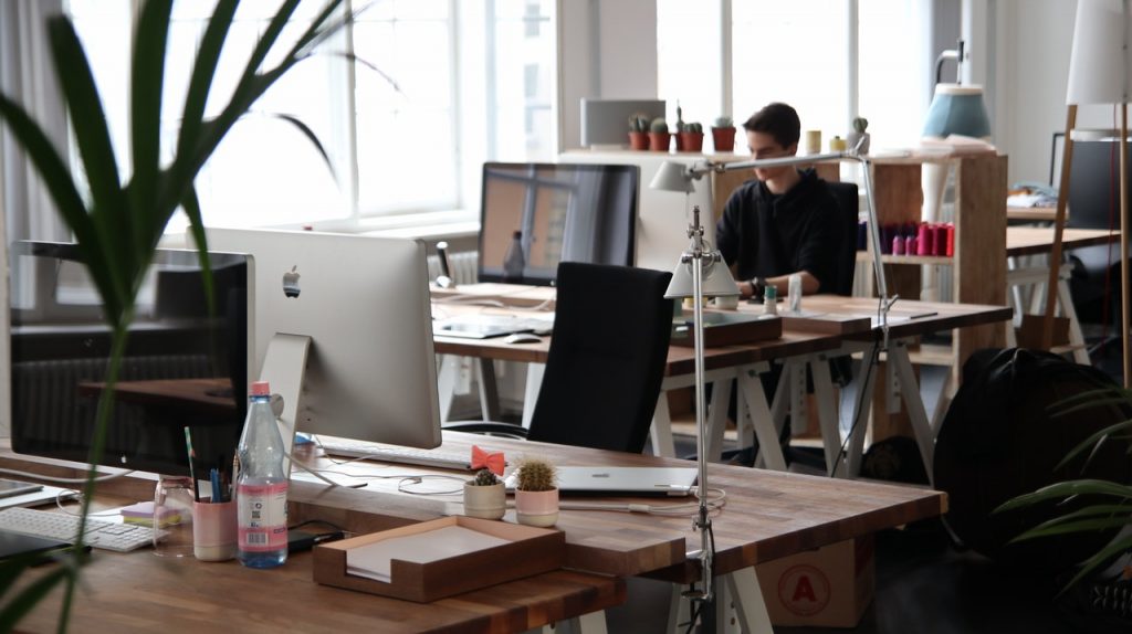 Travaille au bureau