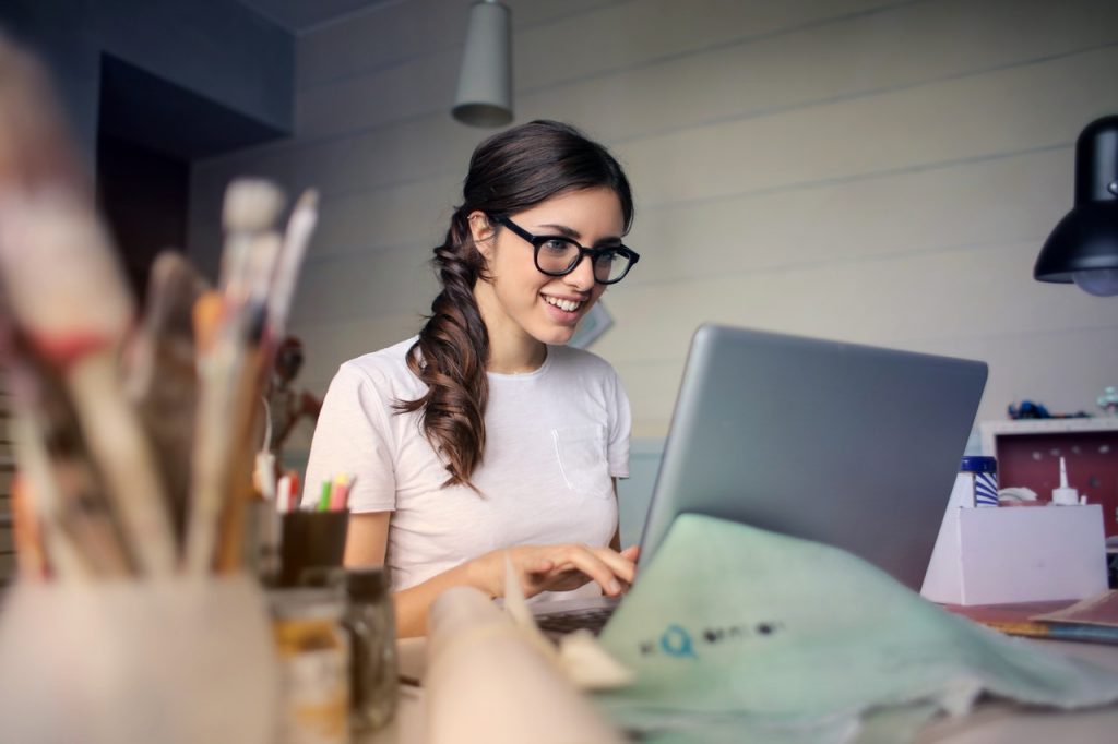 Femme heureuse au travail