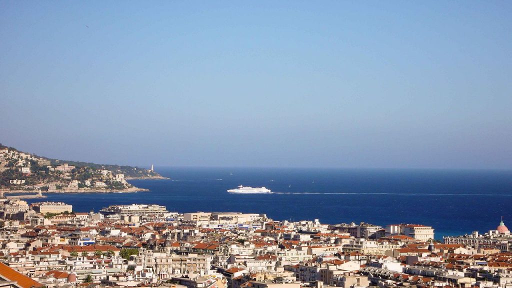 Vue de la ville de Nice avec férie en fond