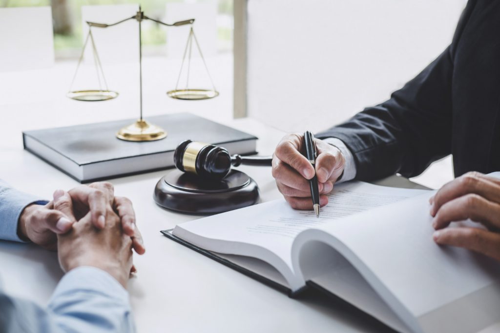 Comment choisir un bon avocat d’affaires ?