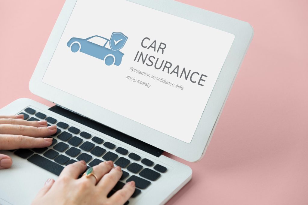 Personne sur un ordinateur souscrivant à une assurance auto