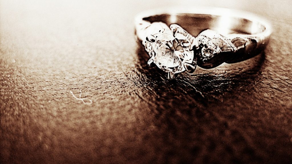 Comment prendre soin de votre bague de fiançailles : conseils d'entretien
